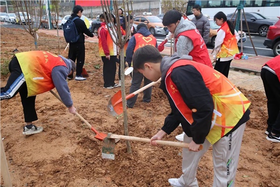 “我在株洲有棵树”—华体育平台团委组织开展学雷锋活动月之植树活动